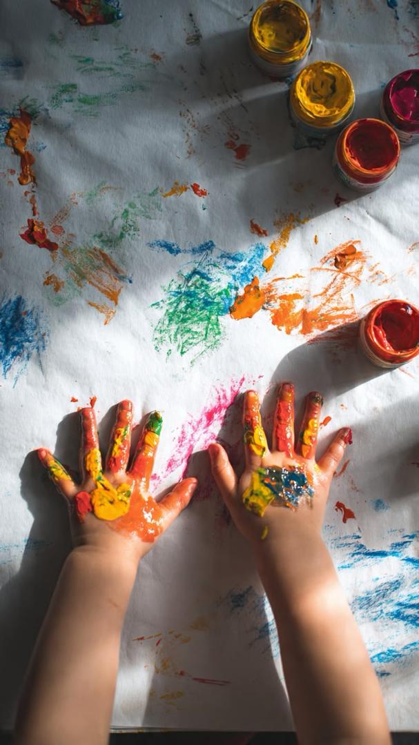 Mains d'enfant couvertes de peinture